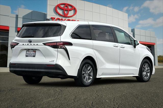 2022 Toyota Sienna LE