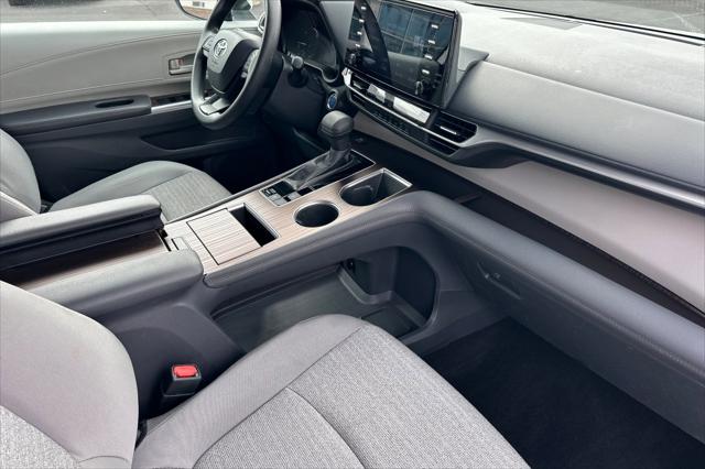 2022 Toyota Sienna LE