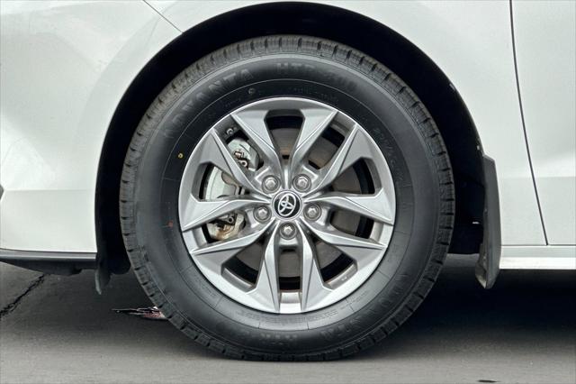 2022 Toyota Sienna LE