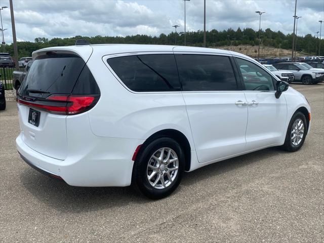 2027 Chrysler Pacifica Select