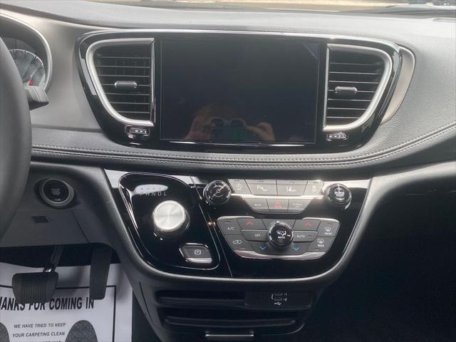 2027 Chrysler Pacifica Select