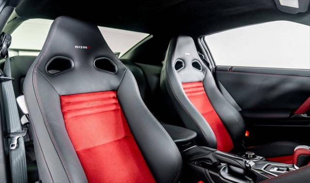 2023 Nissan GT-R NISMO Dual-clutch 6-Speed Transmission