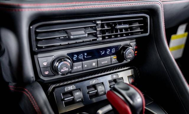 2023 Nissan GT-R NISMO Dual-clutch 6-Speed Transmission