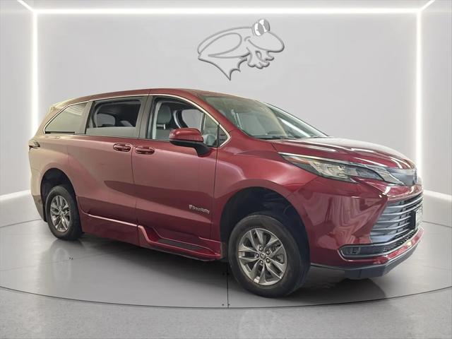 2023 Toyota Sienna LE