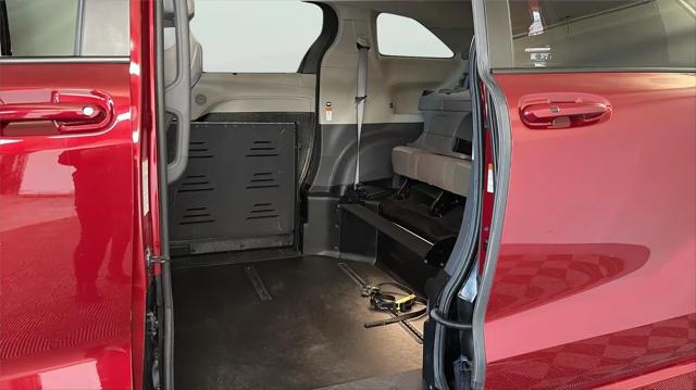 2023 Toyota Sienna LE