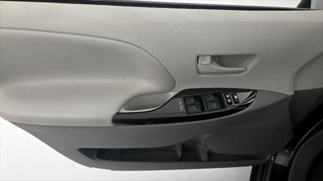 2014 Toyota Sienna L V6 7 Passenger