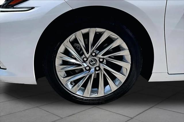 2023 Lexus ES 300h Ultra Luxury