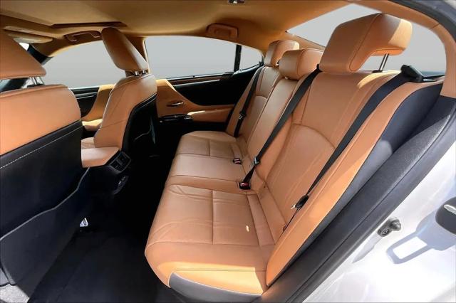 2023 Lexus ES 300h Ultra Luxury