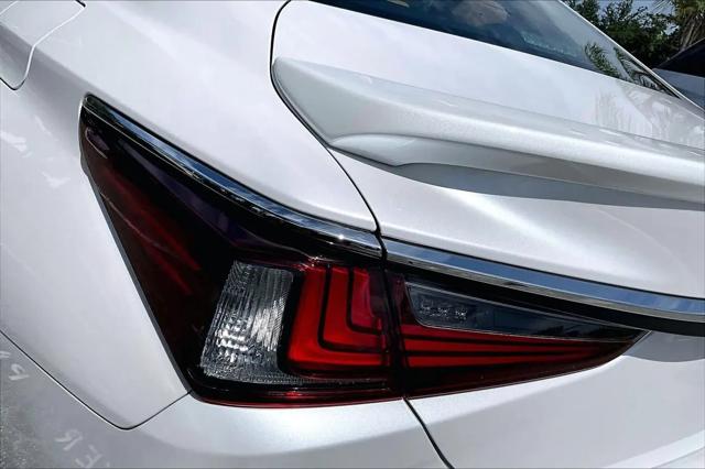 2023 Lexus ES 300h Ultra Luxury