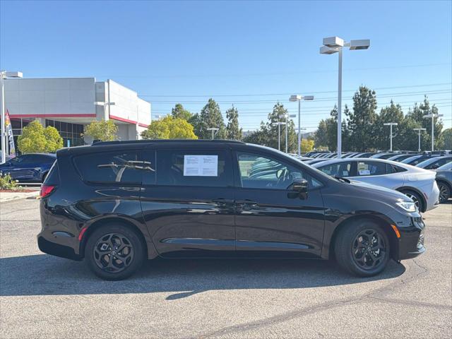 2025 Chrysler Pacifica Hybrid Premiuim S Appearance Package