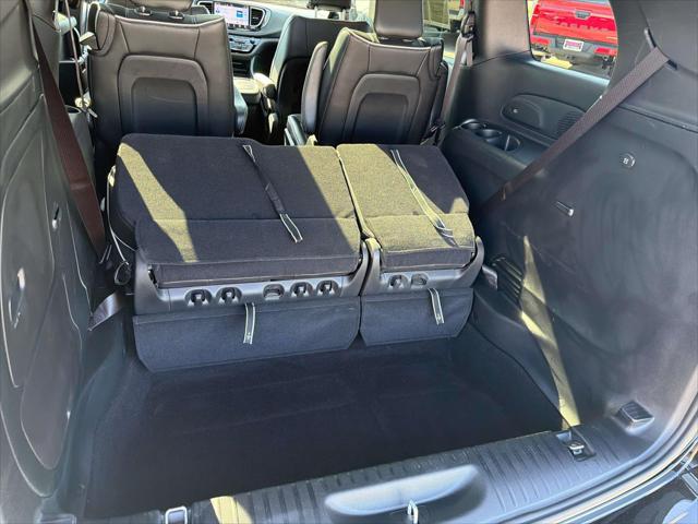2025 Chrysler Pacifica Hybrid Premiuim S Appearance Package