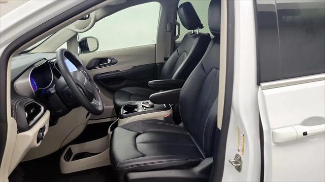 2024 Chrysler Pacifica Hybrid Select
