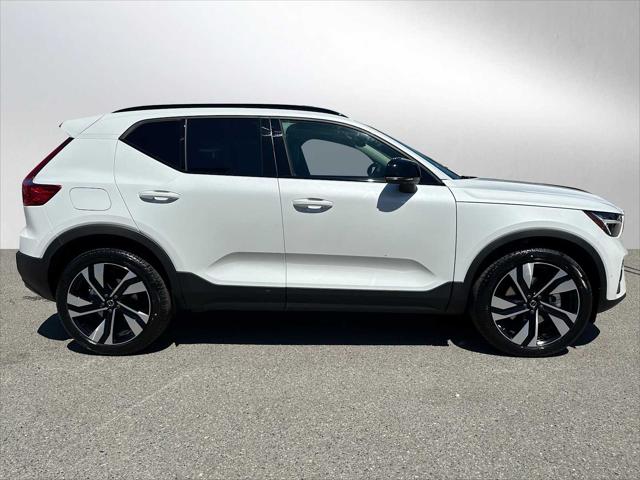 2026 Volvo XC40 Plus, B5 AWD Gas (mild hybrid), Dark