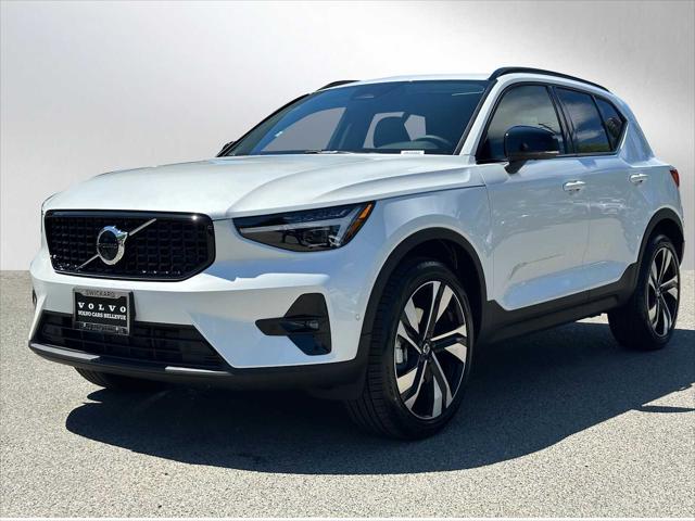 2026 Volvo XC40 Plus, B5 AWD Gas (mild hybrid), Dark
