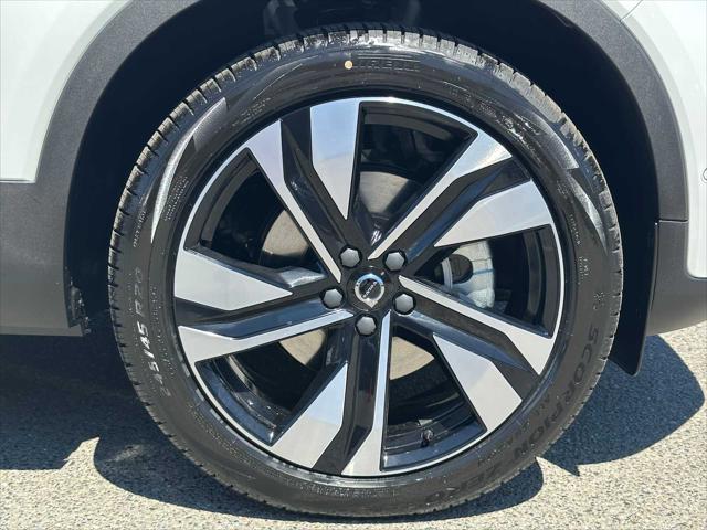 2026 Volvo XC40 Plus, B5 AWD Gas (mild hybrid), Dark