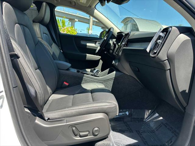 2026 Volvo XC40 Plus, B5 AWD Gas (mild hybrid), Dark