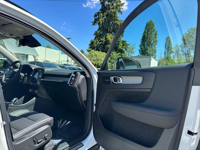 2026 Volvo XC40 Plus, B5 AWD Gas (mild hybrid), Dark