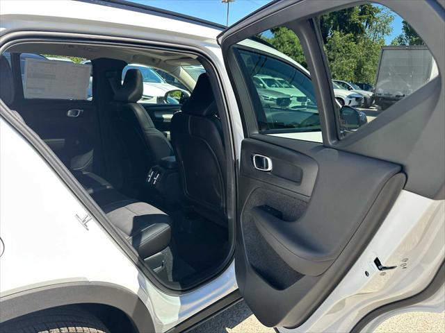 2026 Volvo XC40 Plus, B5 AWD Gas (mild hybrid), Dark