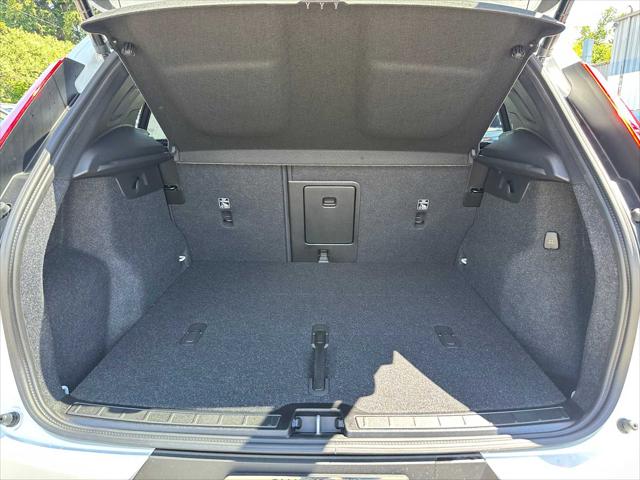 2026 Volvo XC40 Plus, B5 AWD Gas (mild hybrid), Dark