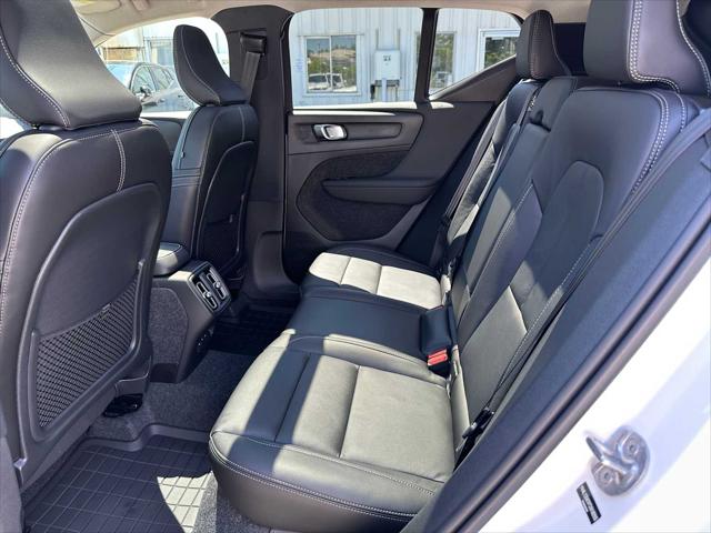 2026 Volvo XC40 Plus, B5 AWD Gas (mild hybrid), Dark