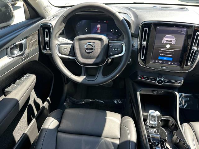 2026 Volvo XC40 Plus, B5 AWD Gas (mild hybrid), Dark
