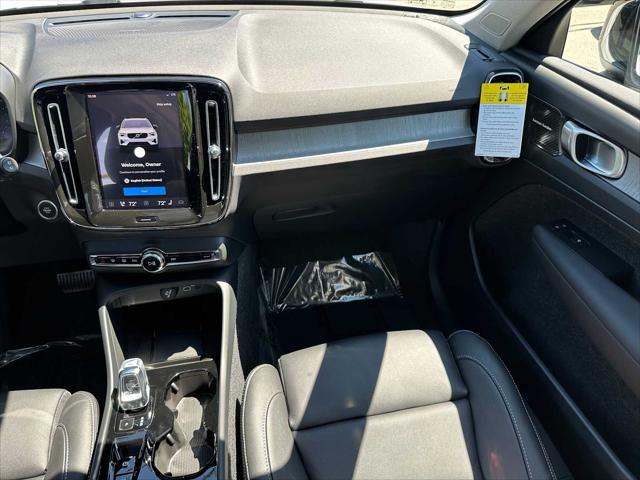 2026 Volvo XC40 Plus, B5 AWD Gas (mild hybrid), Dark