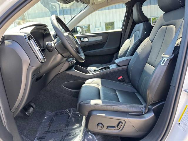 2026 Volvo XC40 Plus, B5 AWD Gas (mild hybrid), Dark