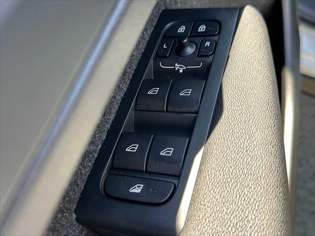 2026 Volvo XC40 Plus, B5 AWD Gas (mild hybrid), Dark