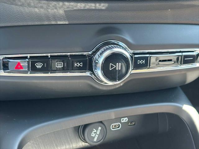 2026 Volvo XC40 Plus, B5 AWD Gas (mild hybrid), Dark