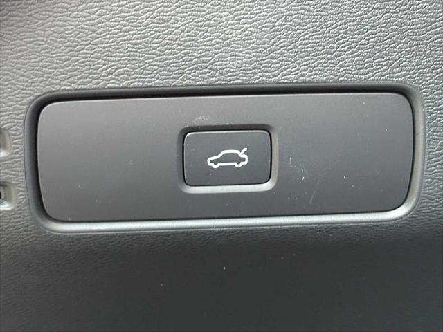 2026 Volvo XC40 Plus, B5 AWD Gas (mild hybrid), Dark
