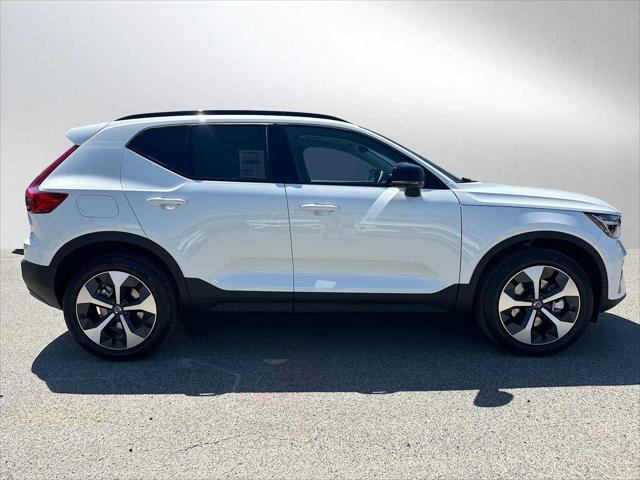 2026 Volvo XC40 Plus, B5 AWD Gas (mild hybrid), Dark