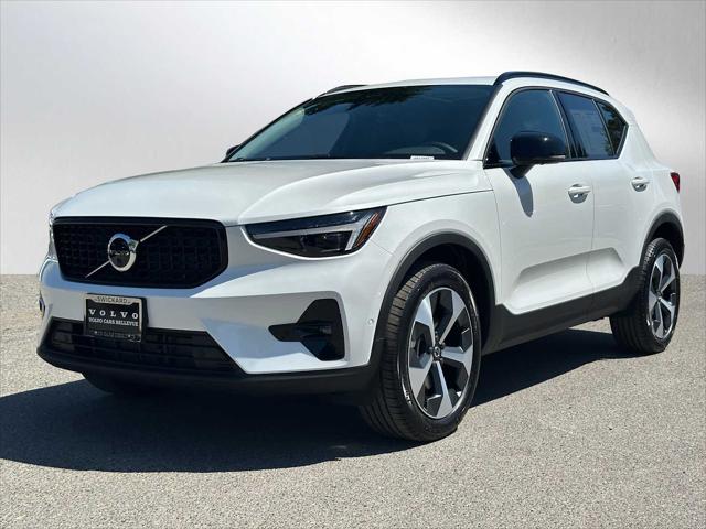 2026 Volvo XC40 Plus, B5 AWD Gas (mild hybrid), Dark