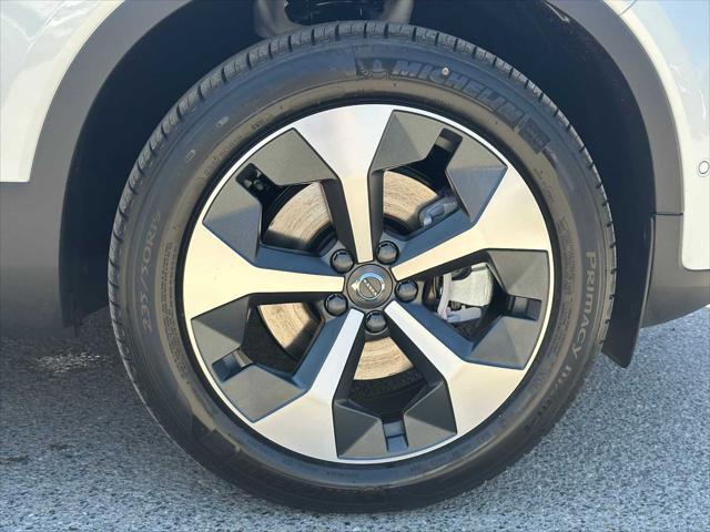 2026 Volvo XC40 Plus, B5 AWD Gas (mild hybrid), Dark