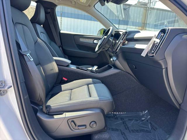 2026 Volvo XC40 Plus, B5 AWD Gas (mild hybrid), Dark