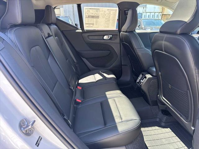 2026 Volvo XC40 Plus, B5 AWD Gas (mild hybrid), Dark