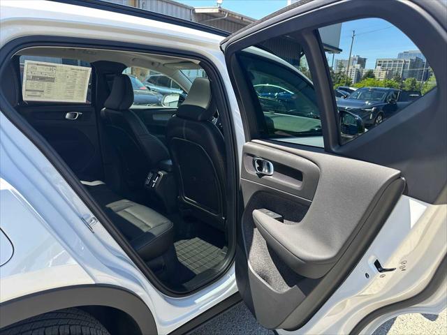 2026 Volvo XC40 Plus, B5 AWD Gas (mild hybrid), Dark