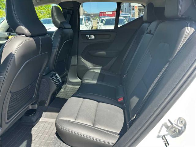 2026 Volvo XC40 Plus, B5 AWD Gas (mild hybrid), Dark