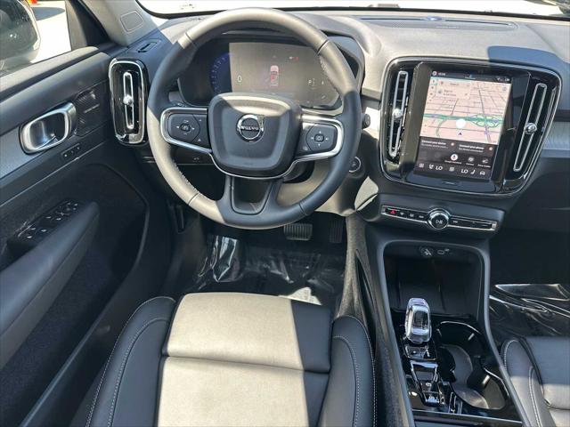 2026 Volvo XC40 Plus, B5 AWD Gas (mild hybrid), Dark