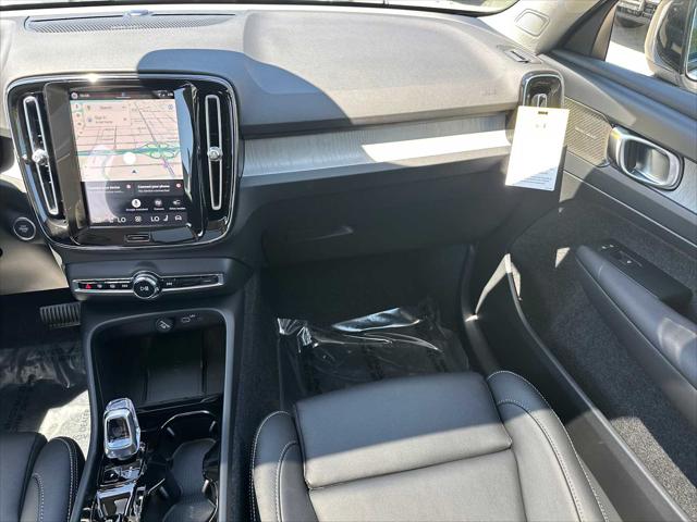 2026 Volvo XC40 Plus, B5 AWD Gas (mild hybrid), Dark