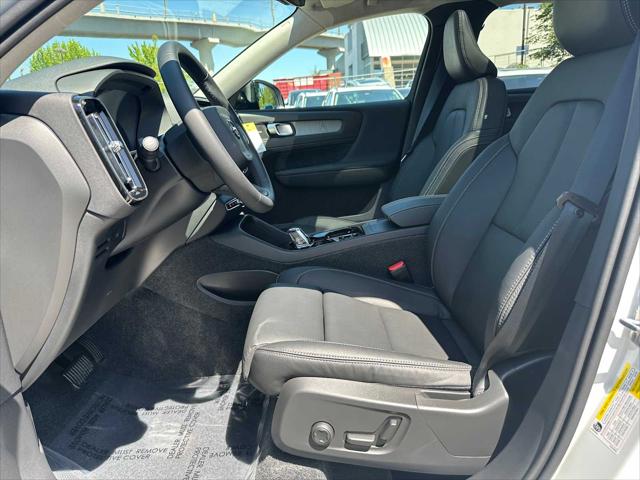 2026 Volvo XC40 Plus, B5 AWD Gas (mild hybrid), Dark
