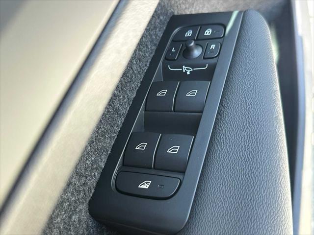 2026 Volvo XC40 Plus, B5 AWD Gas (mild hybrid), Dark
