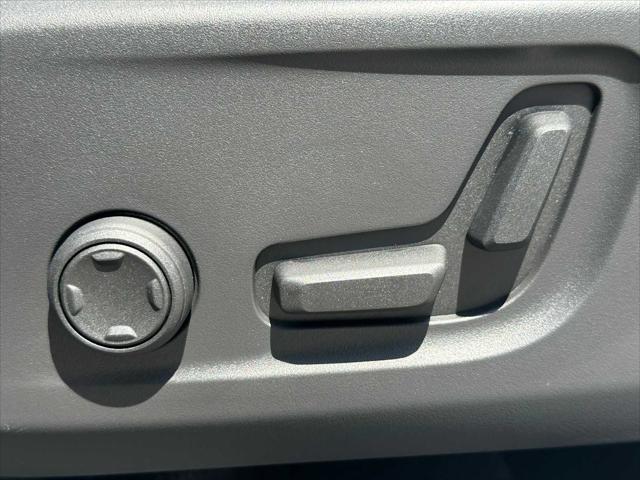 2026 Volvo XC40 Plus, B5 AWD Gas (mild hybrid), Dark