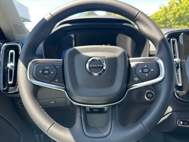 2026 Volvo XC40 Plus, B5 AWD Gas (mild hybrid), Dark