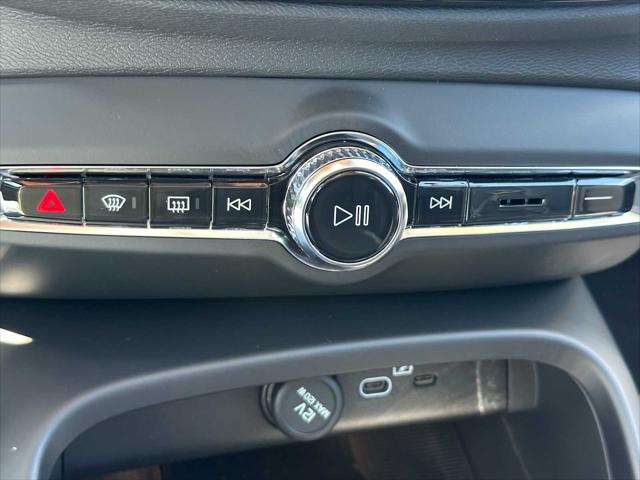 2026 Volvo XC40 Plus, B5 AWD Gas (mild hybrid), Dark