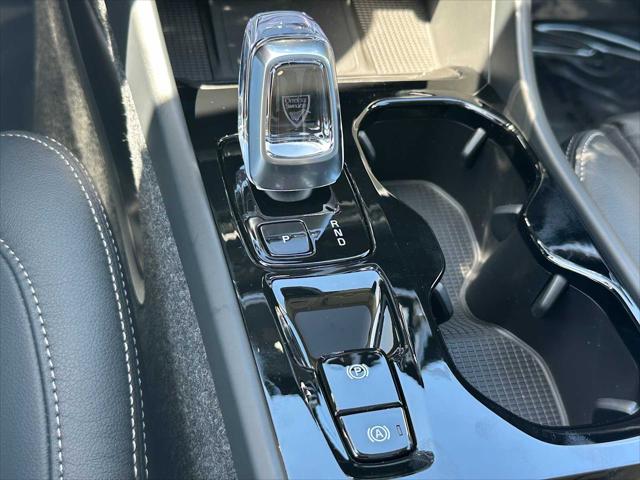 2026 Volvo XC40 Plus, B5 AWD Gas (mild hybrid), Dark