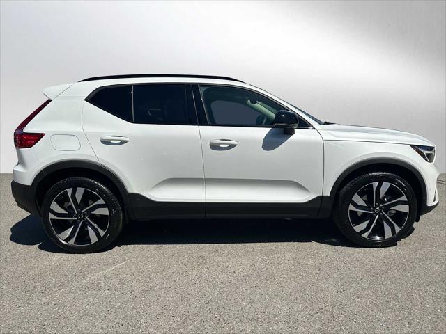 2026 Volvo XC40 Plus, B5 AWD Gas (mild hybrid), Dark