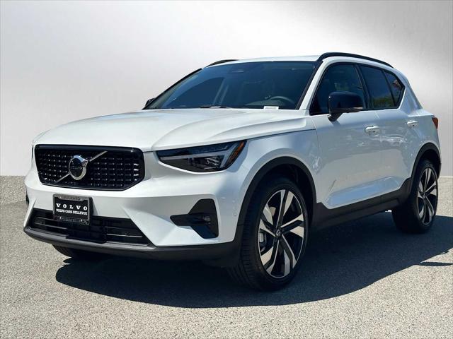 2026 Volvo XC40 Plus, B5 AWD Gas (mild hybrid), Dark