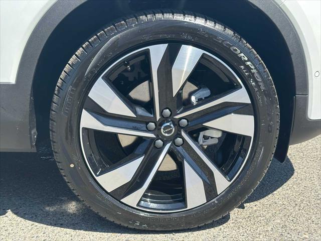 2026 Volvo XC40 Plus, B5 AWD Gas (mild hybrid), Dark