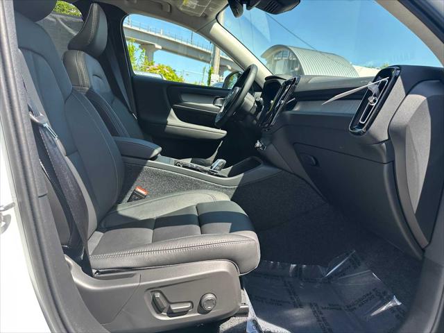 2026 Volvo XC40 Plus, B5 AWD Gas (mild hybrid), Dark