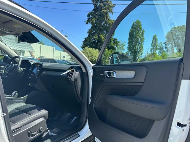 2026 Volvo XC40 Plus, B5 AWD Gas (mild hybrid), Dark